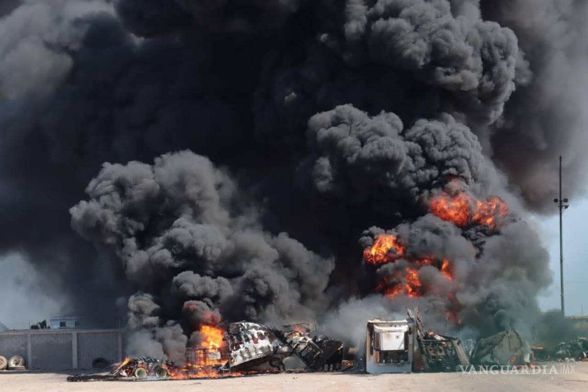 Reportan explosión de pipa con diésel en Los Mochis, Sinaloa; el conductor no sobrevivió