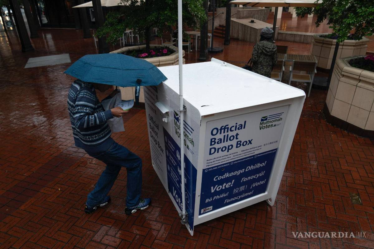 $!Una persona deja su boleta en un buzón electoral en Pioneer Square durante la votación primaria, el martes 21 de mayo de 2024, en Portland, Oregon.