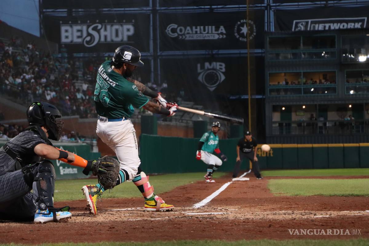 $!Los Saraperos celebraron en el dugout tras asegurar la serie frente a su afición en el estadio Francisco I. Madero.