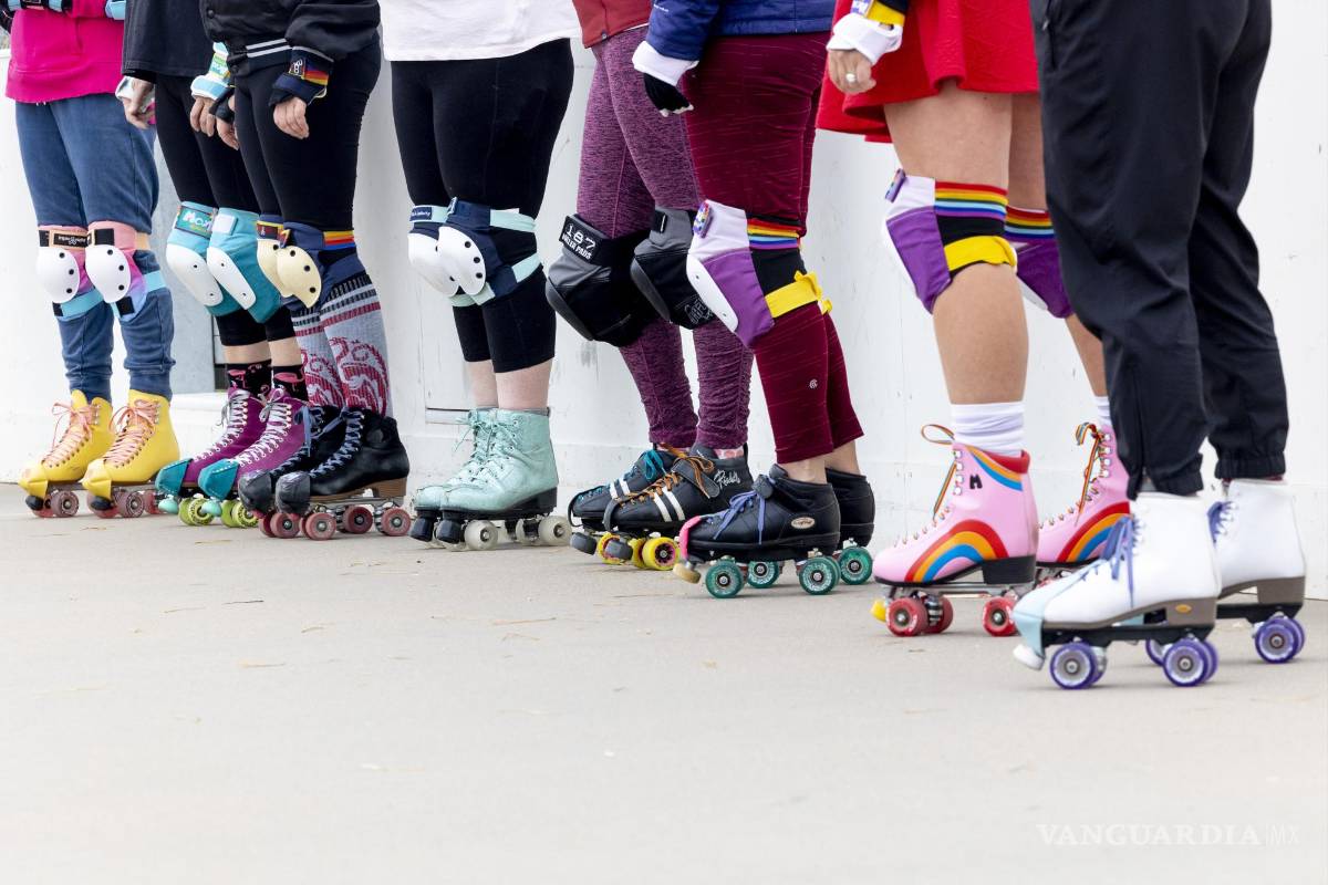 $!Patinadores escuchan instrucciones durante una práctica.