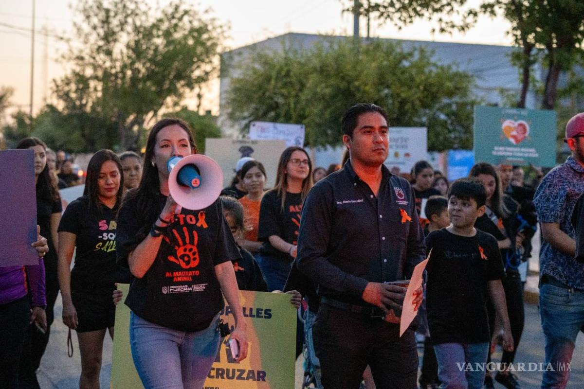 $!Más de 270 personas participaron en la movilización nocturna del domingo.
