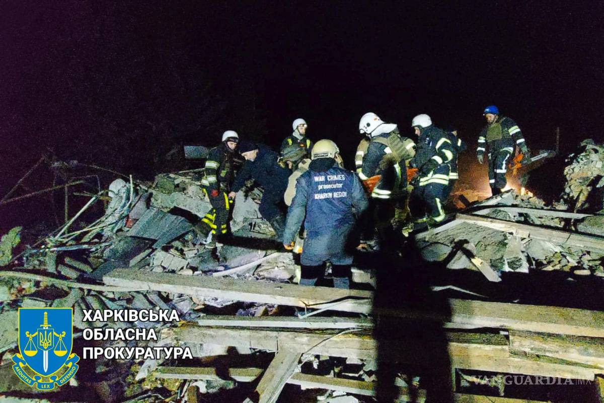 $!Bomberos examinan el lugar del ataque con misiles ruso que impactó en un edificio de apartamentos en la región de Járkov, Ucrania, el 15 de febrero de 2024.