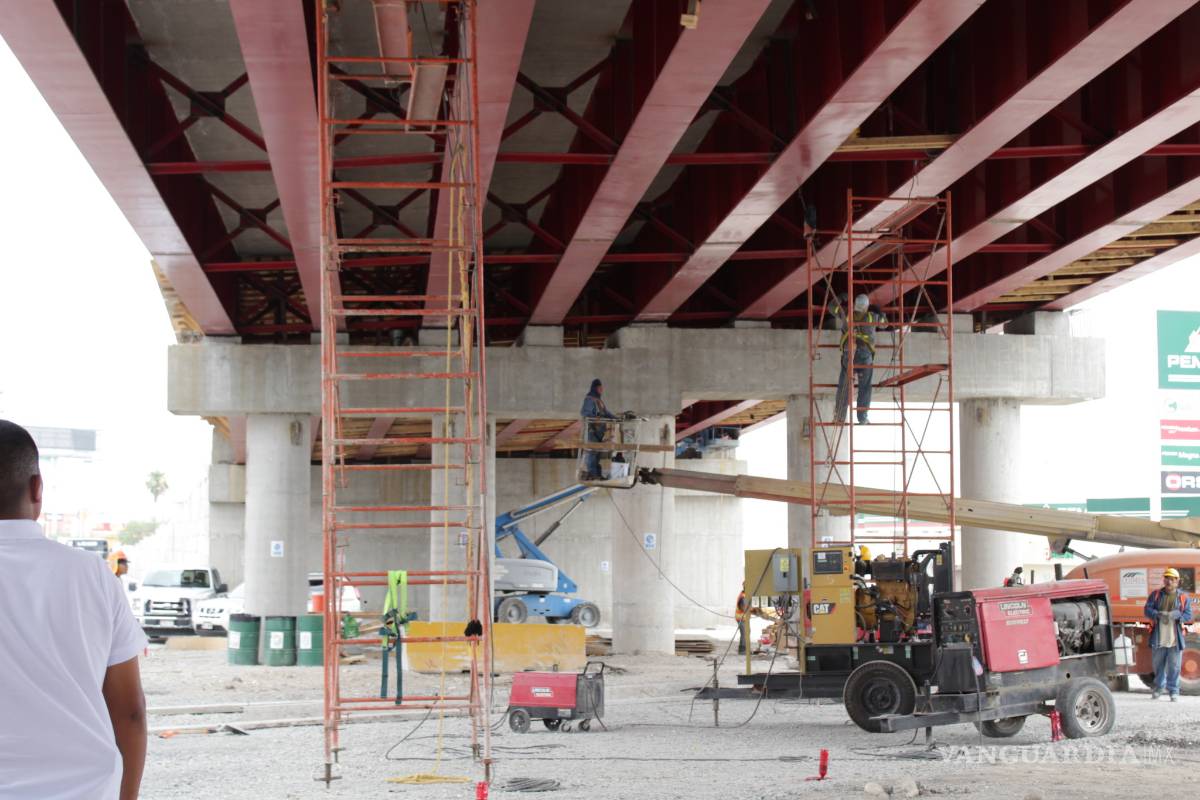 $!Gobernador y Alcalde de Monclova supervisan construcción de puente vehicular en el Pape