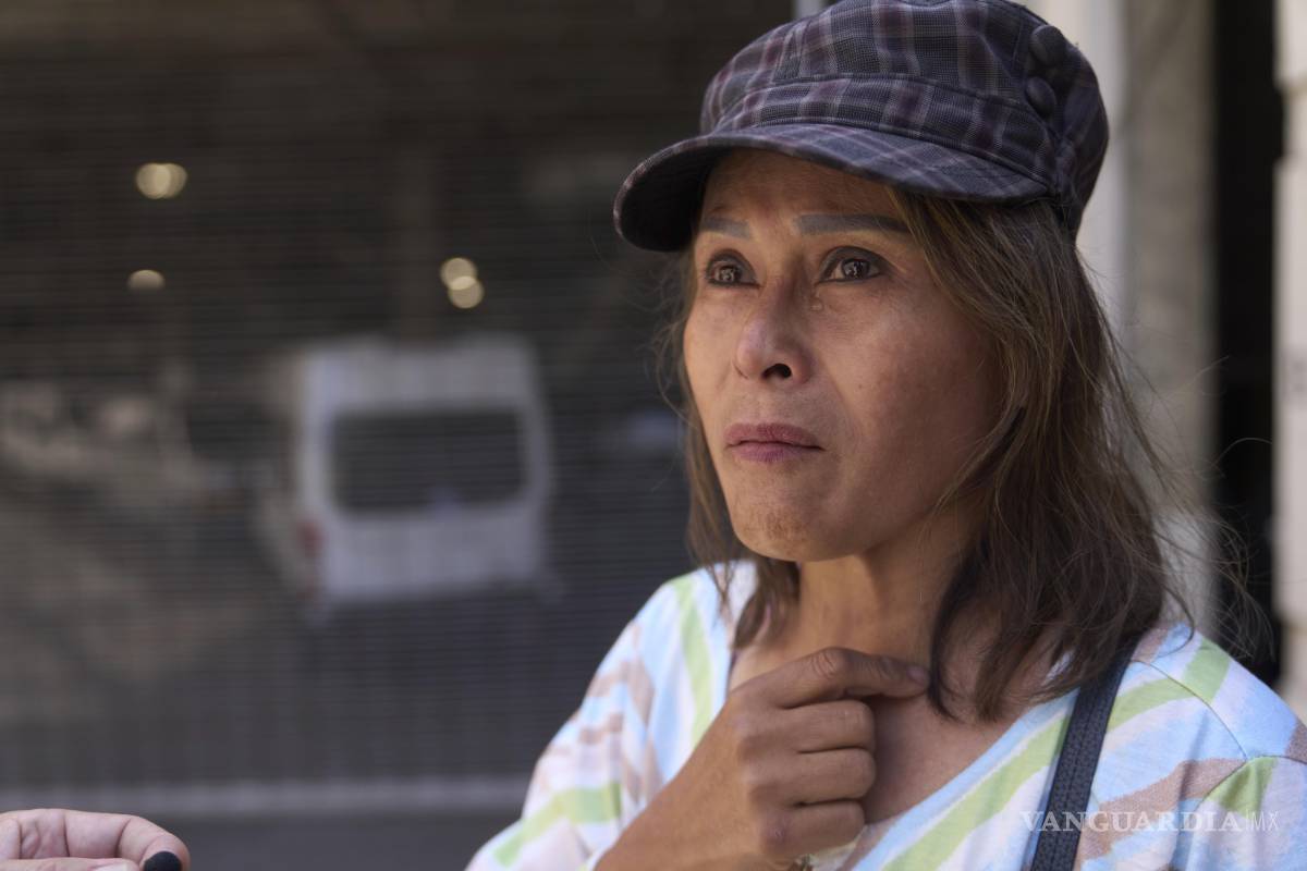 $!Som Xin, nacida en Laos, frente el centro de procesamiento del ICE Los Ángeles para buscar a un familiar detenido por agentes federales en Los Ángeles.