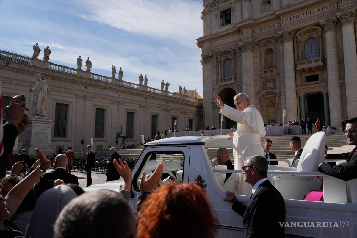 $!130El papa León XIV saluda con la mano al marcharse tras su audiencia general semanal en la plaza de San Pedro, en el Vaticano, el 28 de octubre de 2026.
