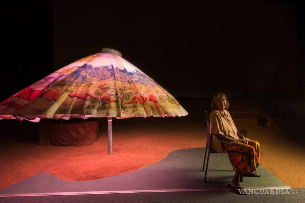 Corazón del desierto australiano se ilumina con diseños aborígenes
