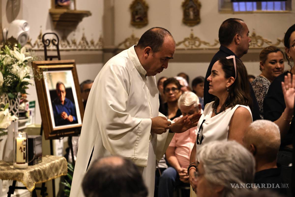 $!Durante la despedida, familiares y amigos se acercaron para expresar sus condolencias y acompañar a la familia de Rafael Cabral.