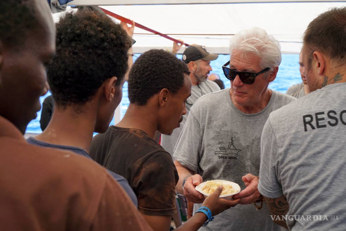 $!Richard Gere en acto solidario y humanitario lleva víveres a 121 inmigrantes rescatados por Open Arms