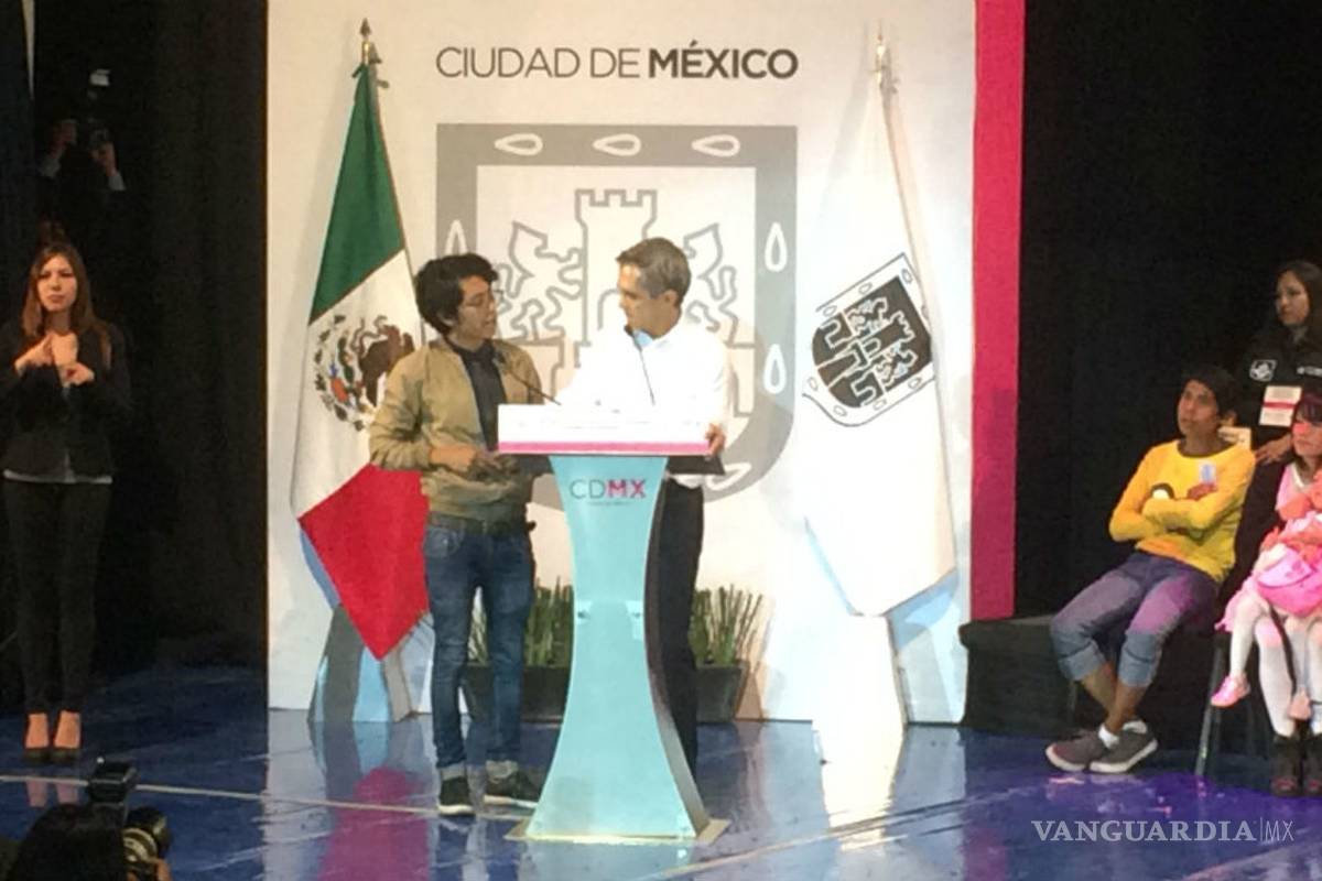 Quitan credencial de apoyo a joven que se expresó ante Mancera