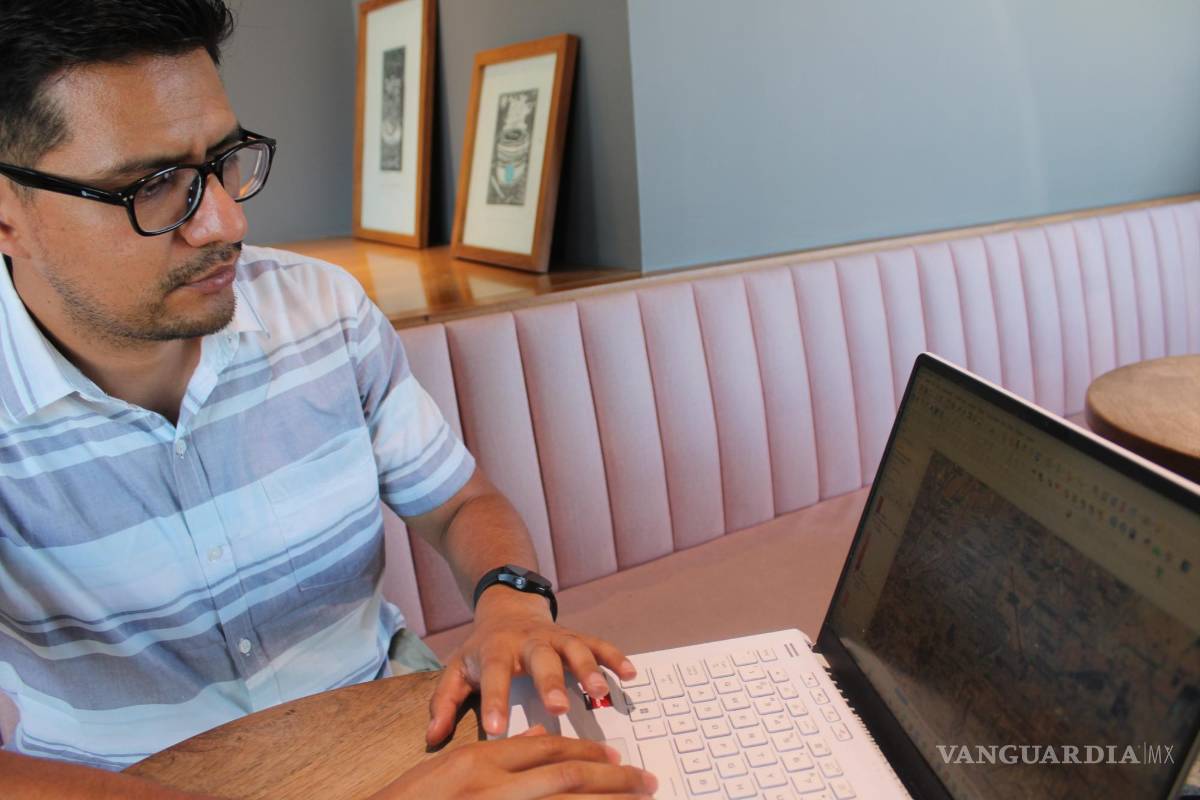 $!Daniel Hernández Luna, del posgrado de Ciencias de la Tierra de la UNAM, muestra los niveles de subsidencia en distintas zonas de la Comarca Lagunera.