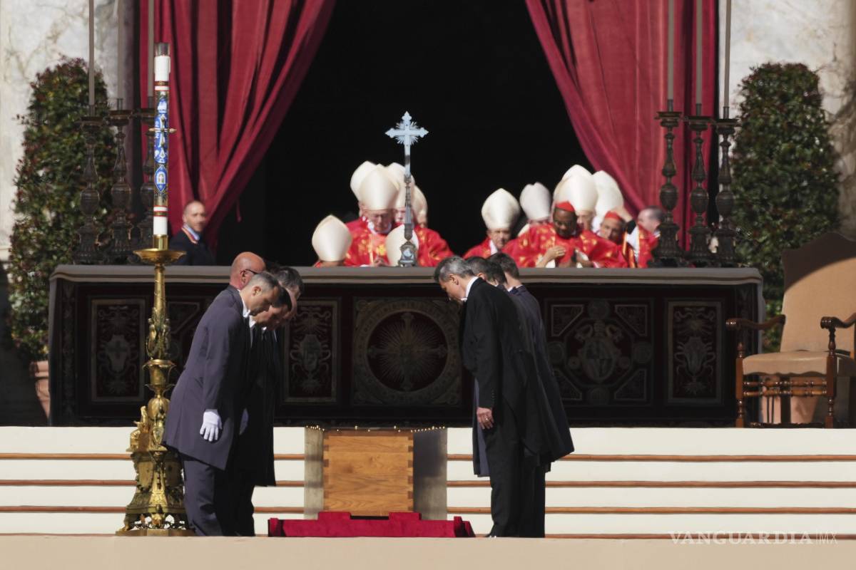 $!El ataúd del Papa Francisco es colocado en el suelo de la Plaza de San Pedro para su funeral, en el Vaticano.