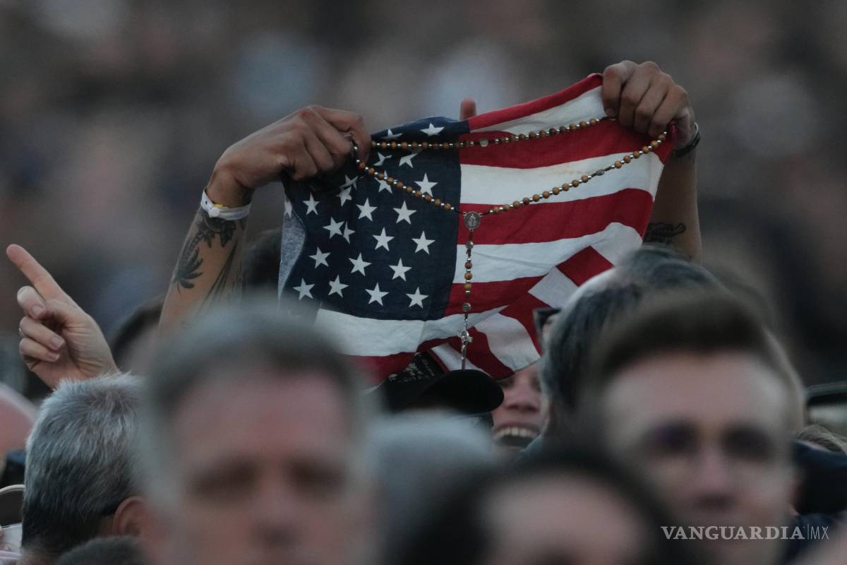 $!Una bandera estadounidense ondea tras la elección del Papa León XIV, en el Vaticano.