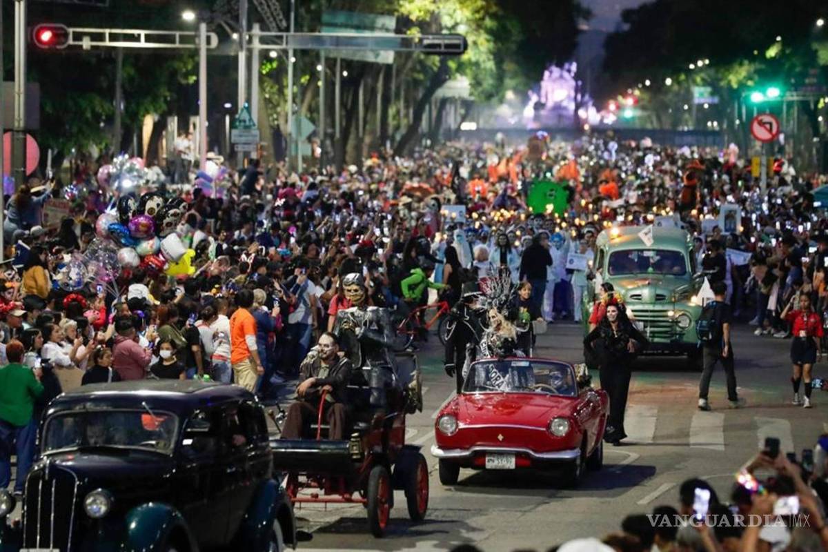 $!Aspectos de la procesión de catrinas del Ángel de la Independencia al Zócalo capitalino.