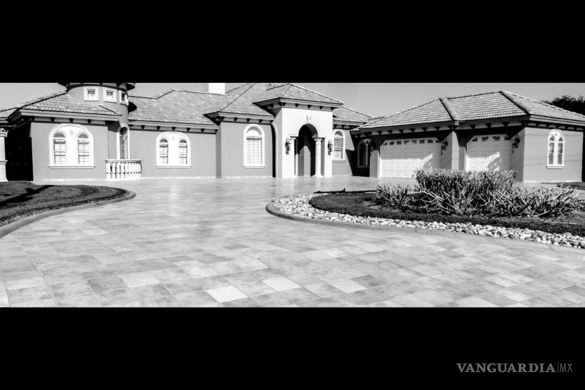 $!Los fiscales federales en San Antonio intentaron confiscar esta casa de 2,383 pies cuadrados en un lote de casi un acre con piscina en 2012, alegando que fue comprado con dinero robado del estado de Coahuila. Eventualmente retiraron su demanda como parte de un acuerdo de culpabilidad con el ex tesorero del estado, quien entregó millones de dólares en otros activos. Un miembro de la familia vendió la casa en 2017.