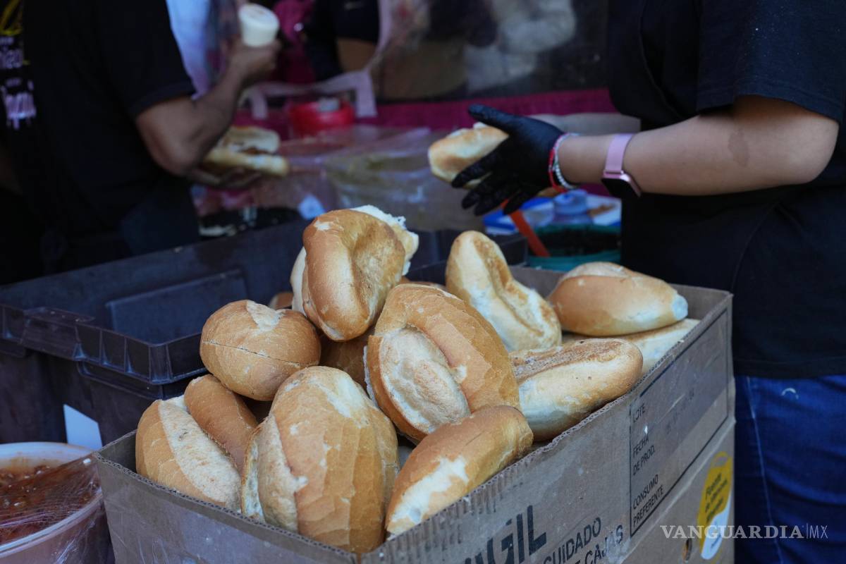 $!Bolillos, un pan tradicional mexicano, a la venta en un puesto callejero en Ciudad de México.