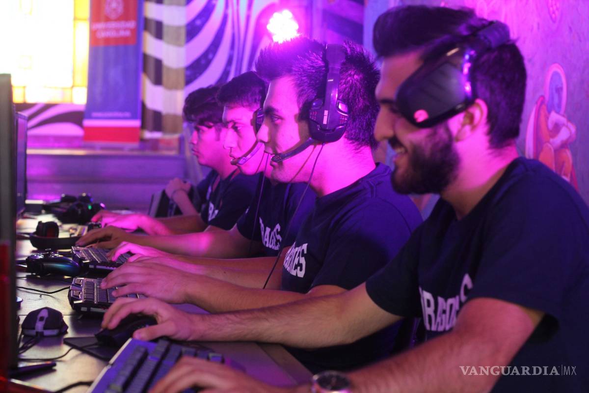 Toman el control de Fortnite, Clash Royale y más: Impulsa Universidad Carolina talento gamer en México