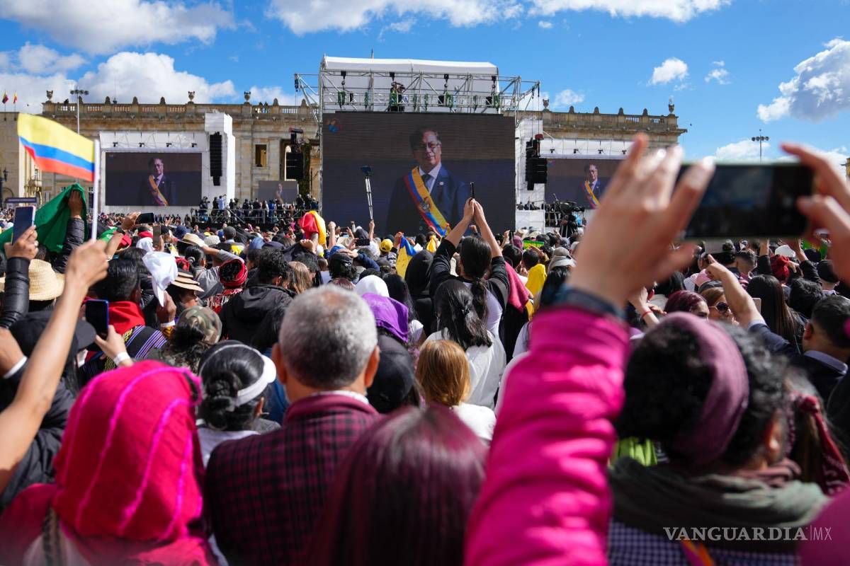 $!La imagen del presidente Gustavo Petro con la banda presidencial se muestra en pantallas gigantes después de prestar juramento en Bogotá, Colombia.