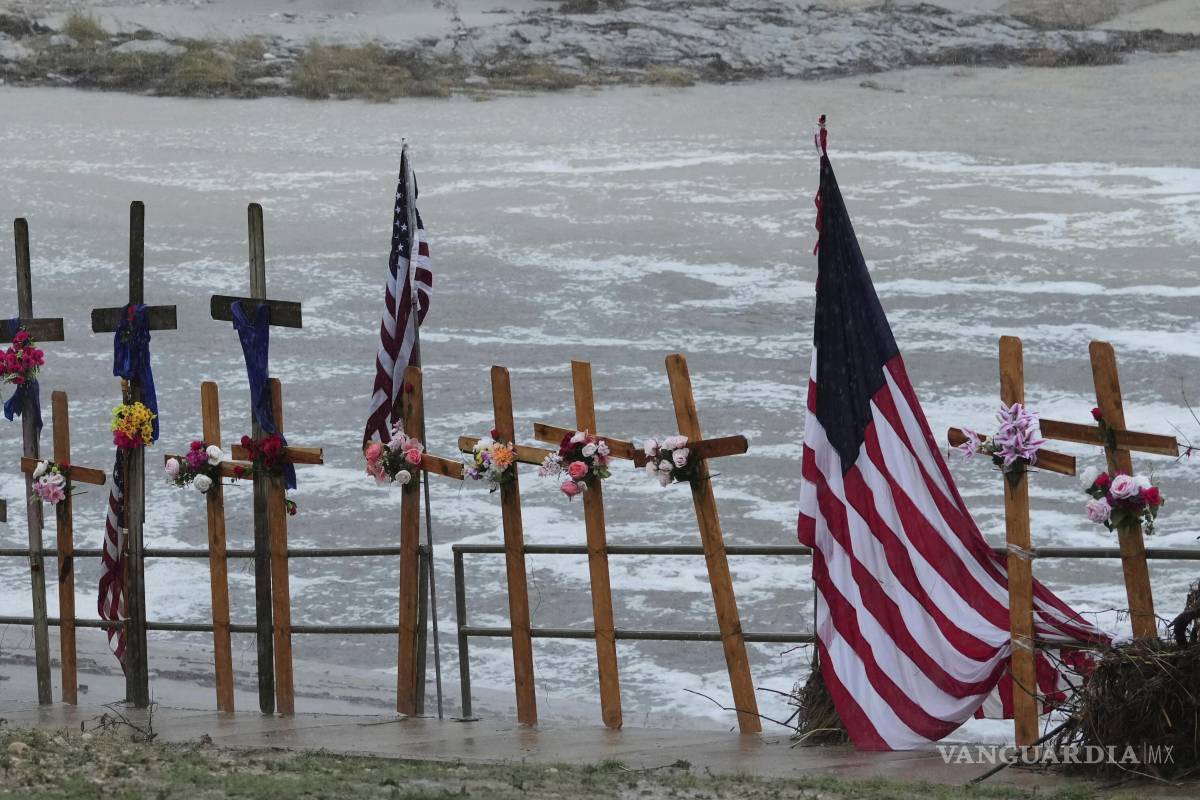 $!La lluvia cae sobre un monumento improvisado para las víctimas de las inundaciones a lo largo del río Guadalupe, el 13 de julio de 2025, en Kerrville, Texas.