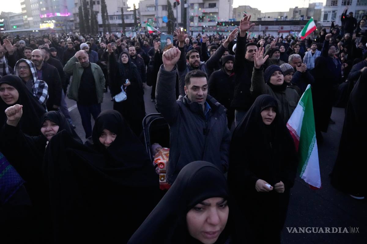 $!Partidarios del gobierno corean lemas mientras se reúnen en gesto de duelo después de que la televisora estatal anunciara la muerte del líder supremo de Irán, el ayatolá Alí Jamenei, en Teherán.