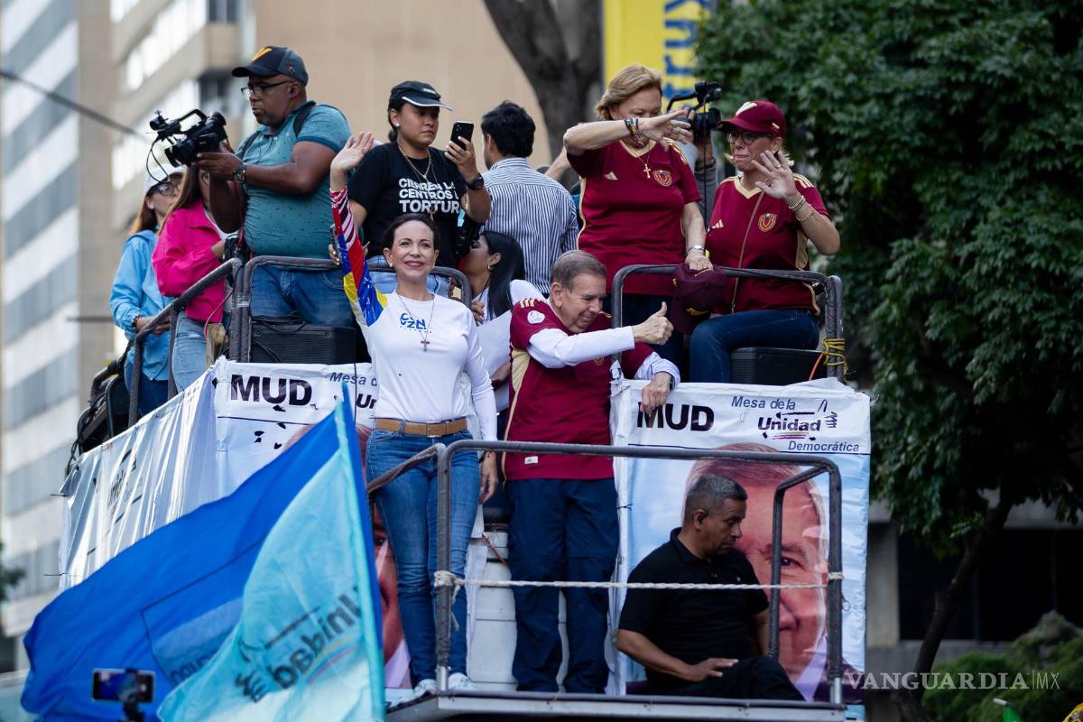 $!La líder opositora María Corina Machado (i) en un acto de campaña del Candidato opositor Edmundo González (d) en Caracas (Venezuela).