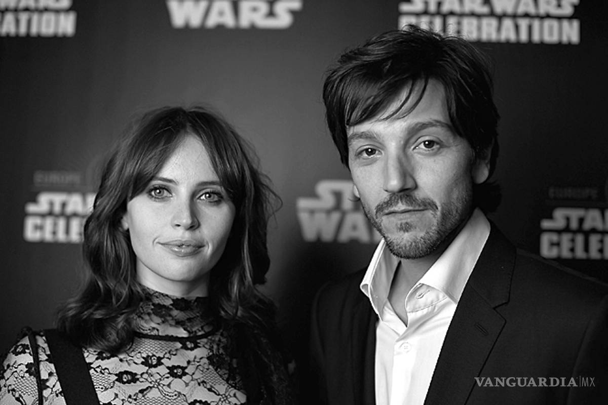 Diego y Felicity: Desfilan en alfombra de ‘Rogue One’