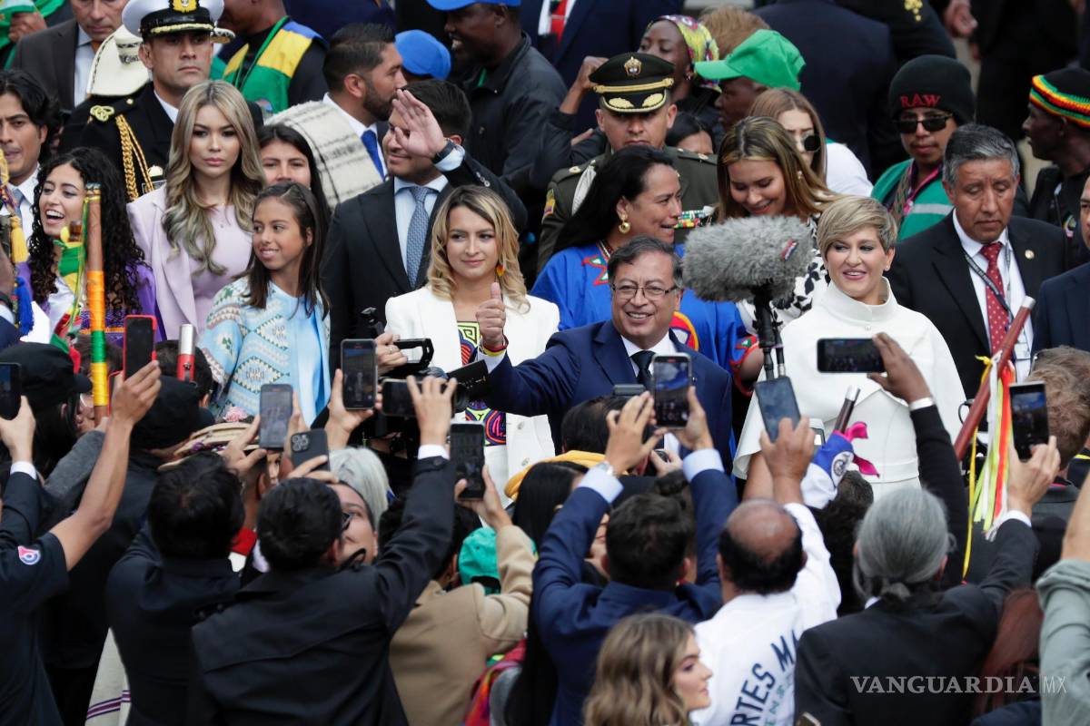 $!El presidente de Colombia Gustavo Petro y esposa Verónica Alcócer llegan para la ceremonia de Investidura de Gustavo Petro en la Plaza Bolívar de Bogotá, Colombia.
