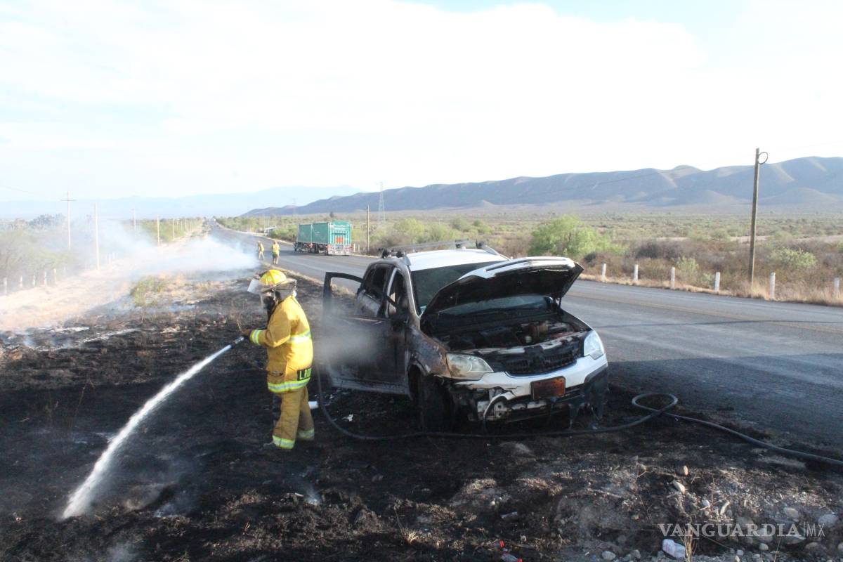 Camioneta se incendia a orilla de carretera federal; el conductor se salvó de milagro
