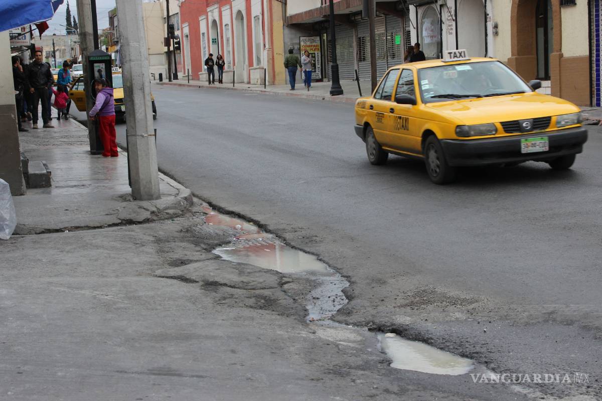 Aparecen baches en pavimento nuevo en calles del centro de Saltillo