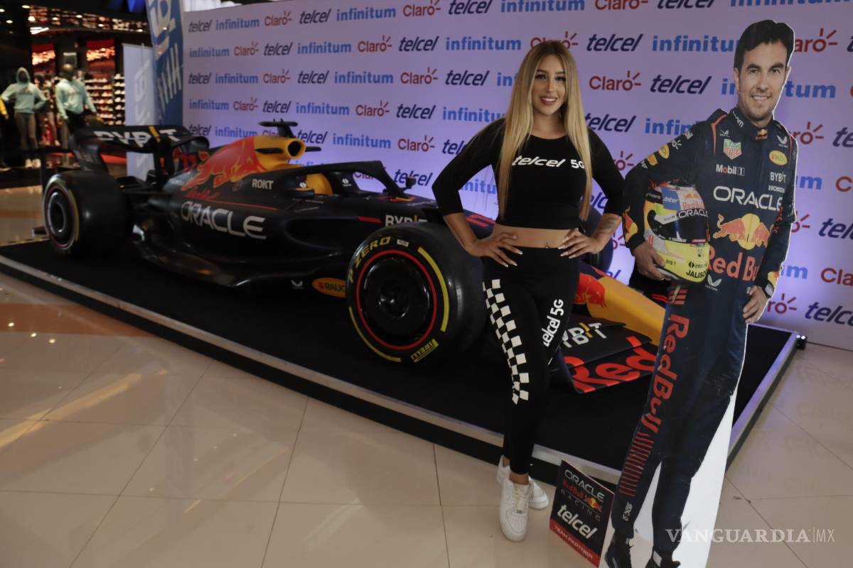 $!Checo Pérez “estuvo presente” durante la exhibición de su monoplaza.