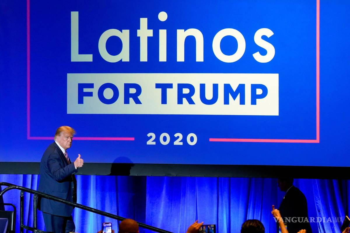 $!Fotografía del 14 de septiembre de 2020, en la que Donald levanta el pulgar hacia la multitud espués de una mesa redonda de la Coalición Latinos en Phoenix.