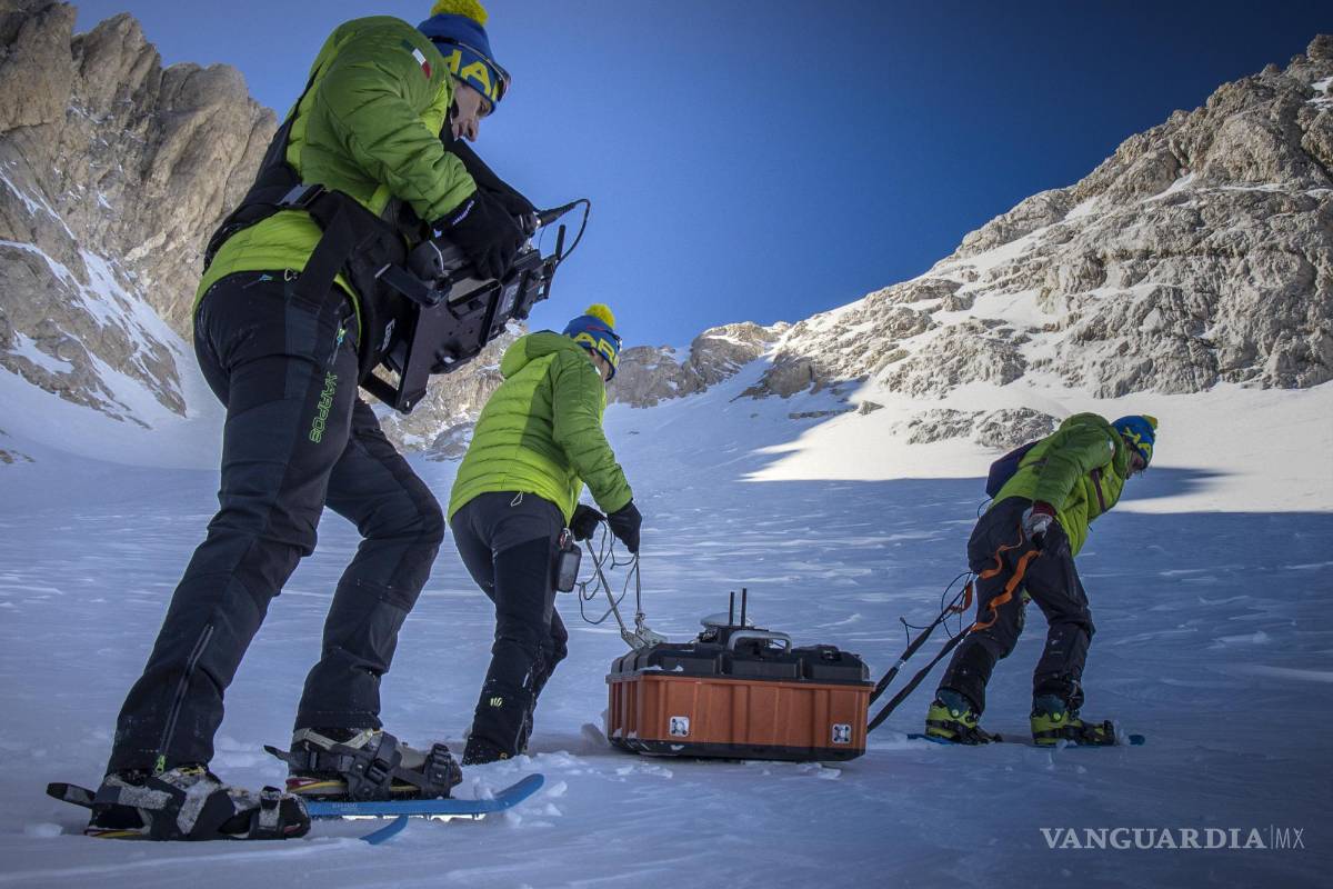 $!Los científicos transportan un escáner de hielo en las laderas del monte Gran Sasso d’Italia. AP/ Riccardo Selvatico / CNR and Ca Foscari University