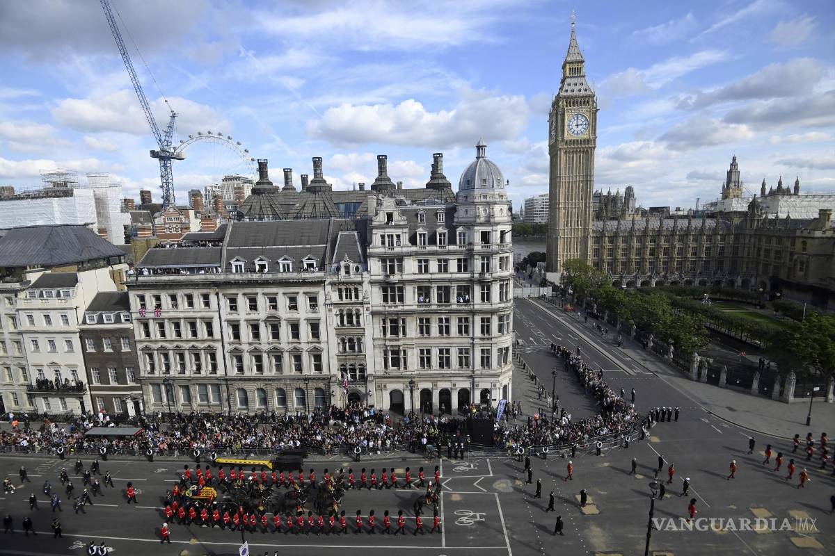$!La procesión del ataúd de la reina Isabel II de Gran Bretaña se traslada desde el Palacio de Buckingham a Westminster Hall en Londres.