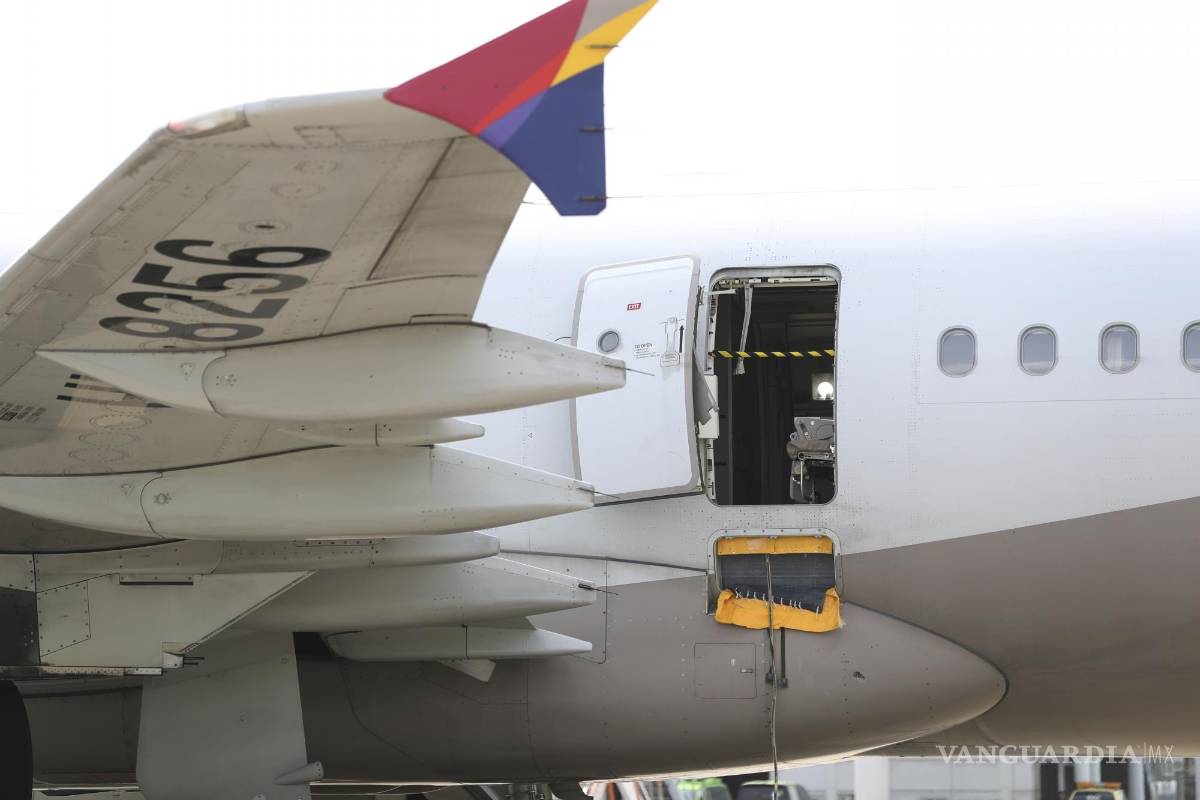 $!Este avión de Asiana Airlines fue en donde, este hombre abrió la puerta.