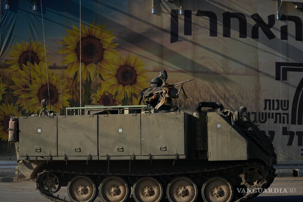 $!Soldados israelíes mueven un vehículo blindado de transporte personal (APC) cerca de la frontera con la Franja de Gaza, en el sur de Israel.