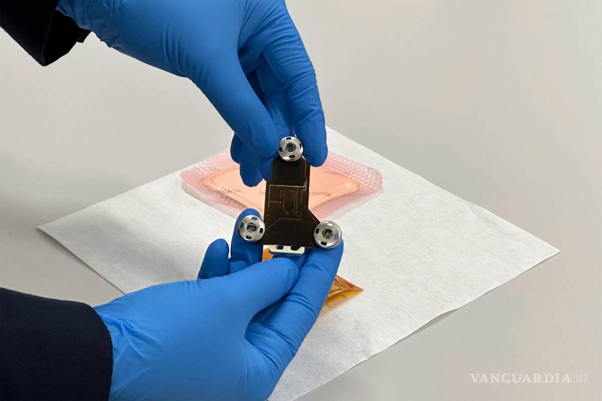 $!Módulo Bluetooth (primer plano) de trasmisión inalámbrica que forma parte del dispositivo ECG.