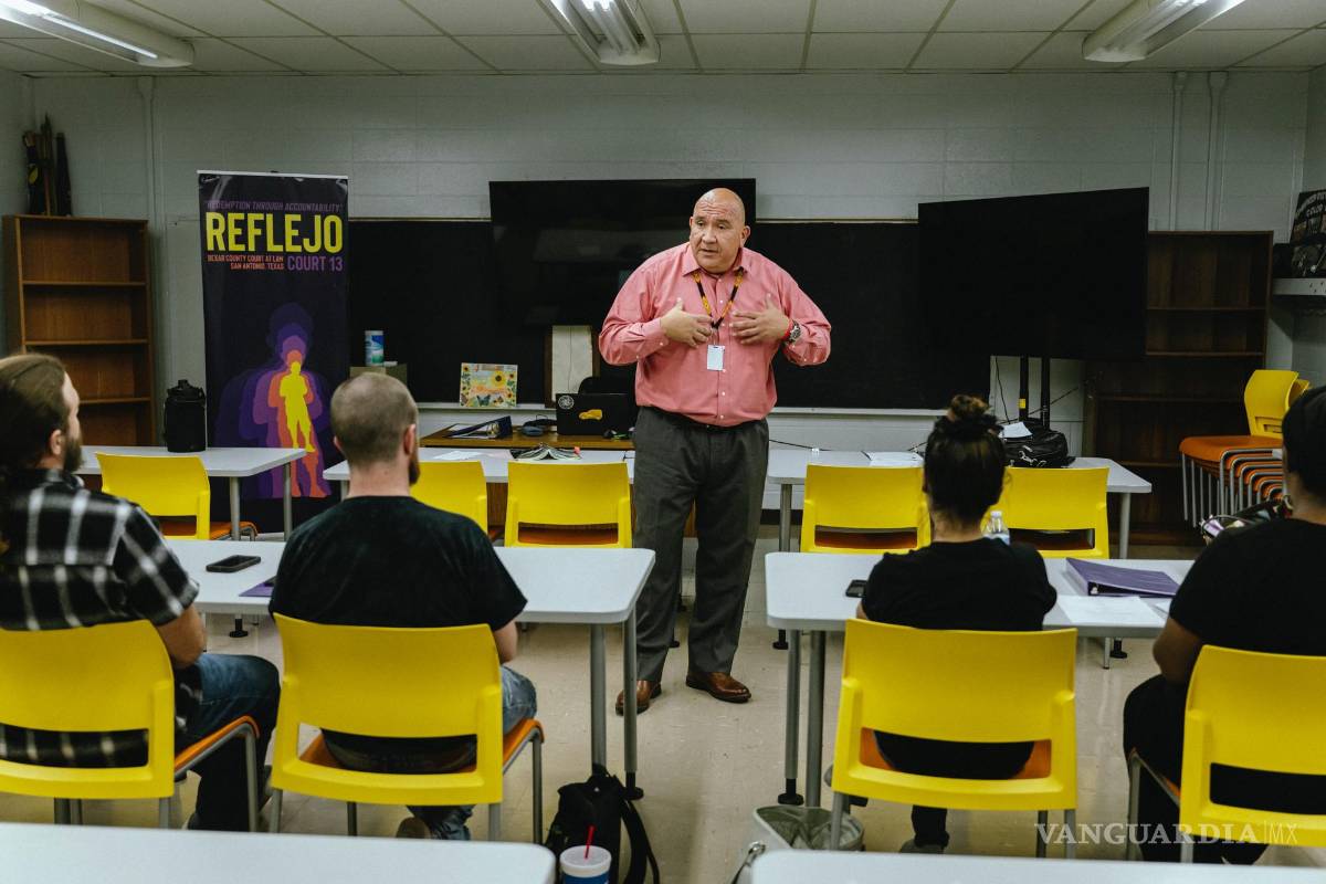$!John Vacca, quien cumplió condena de cárcel cuando imparte una clase de “Caminos hacia la sanación” para delincuentes primerizos de violencia doméstica.