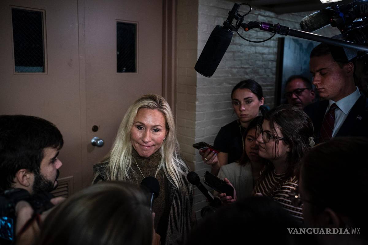 $!La representante Marjorie Taylor Greene habla con los periodistas en el Capitolio en Washington.