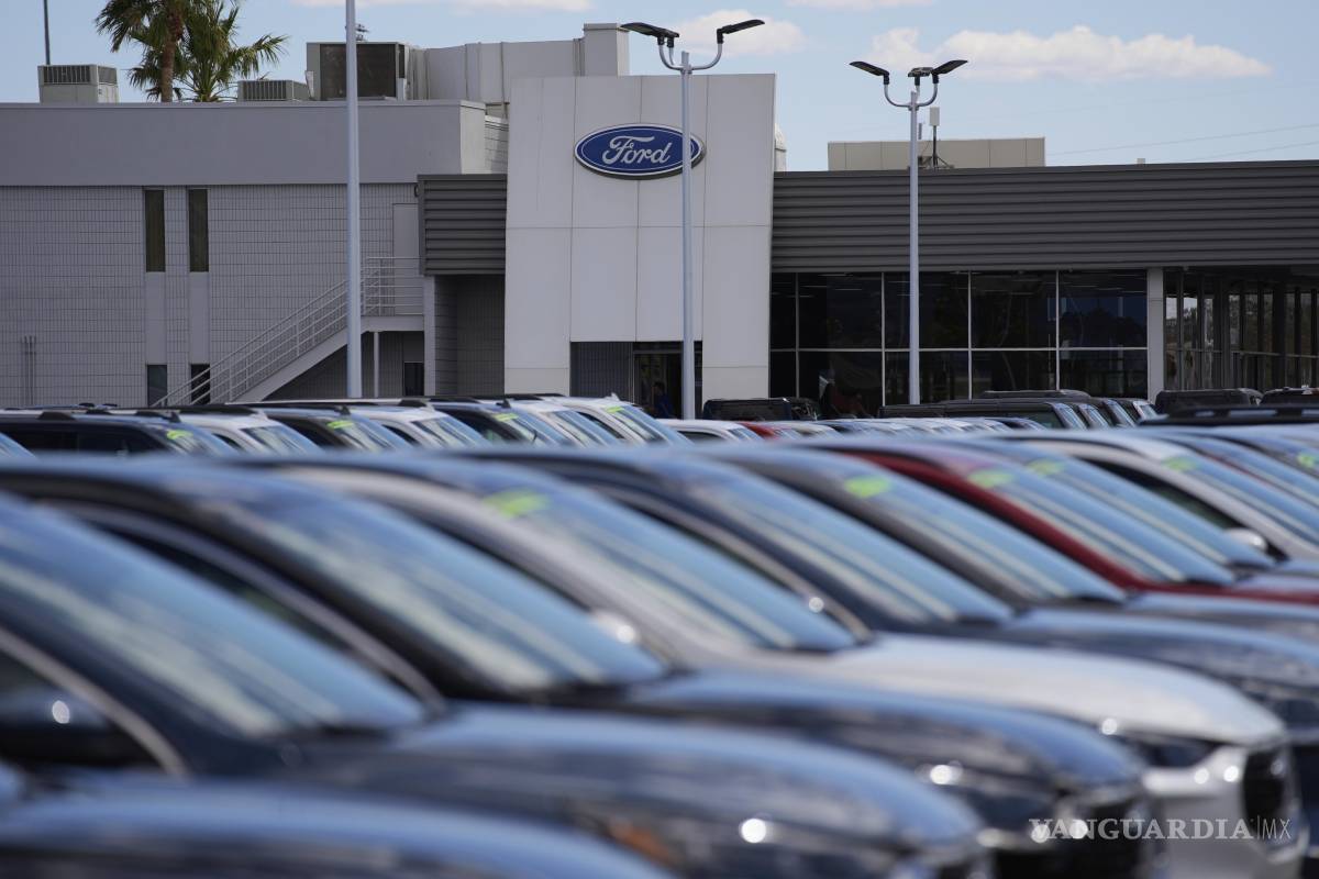 $!Tras la rebaja de ventas de Goldman Sachs, las acciones de Ford y General Motors (GM) cayeron alrededor del 5 % en los mercado.