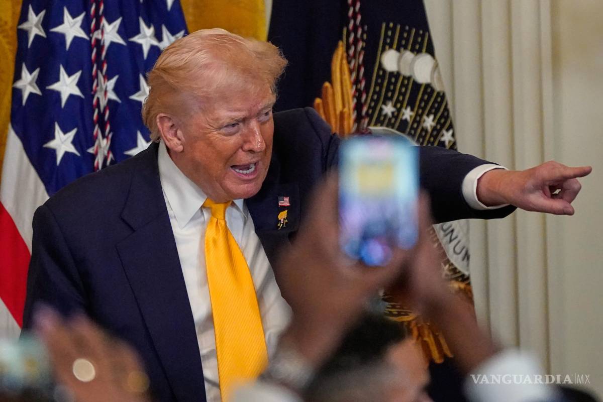 $!El presidente Donald Trump hace un gesto durante un evento del Mes de la Historia Negra en la Sala Este de la Casa Blanca en Washington.
