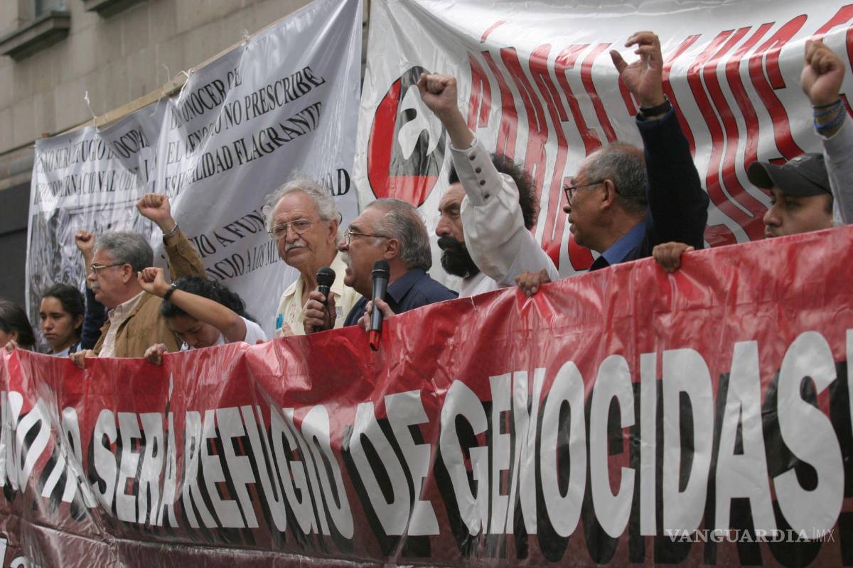 $!Imagen del 15 de junio de 20005. Integrantes del Comite del 68 se manifesto en la Suprema Corte de Justicia para pedir la cárcel a Luis Echeverría.