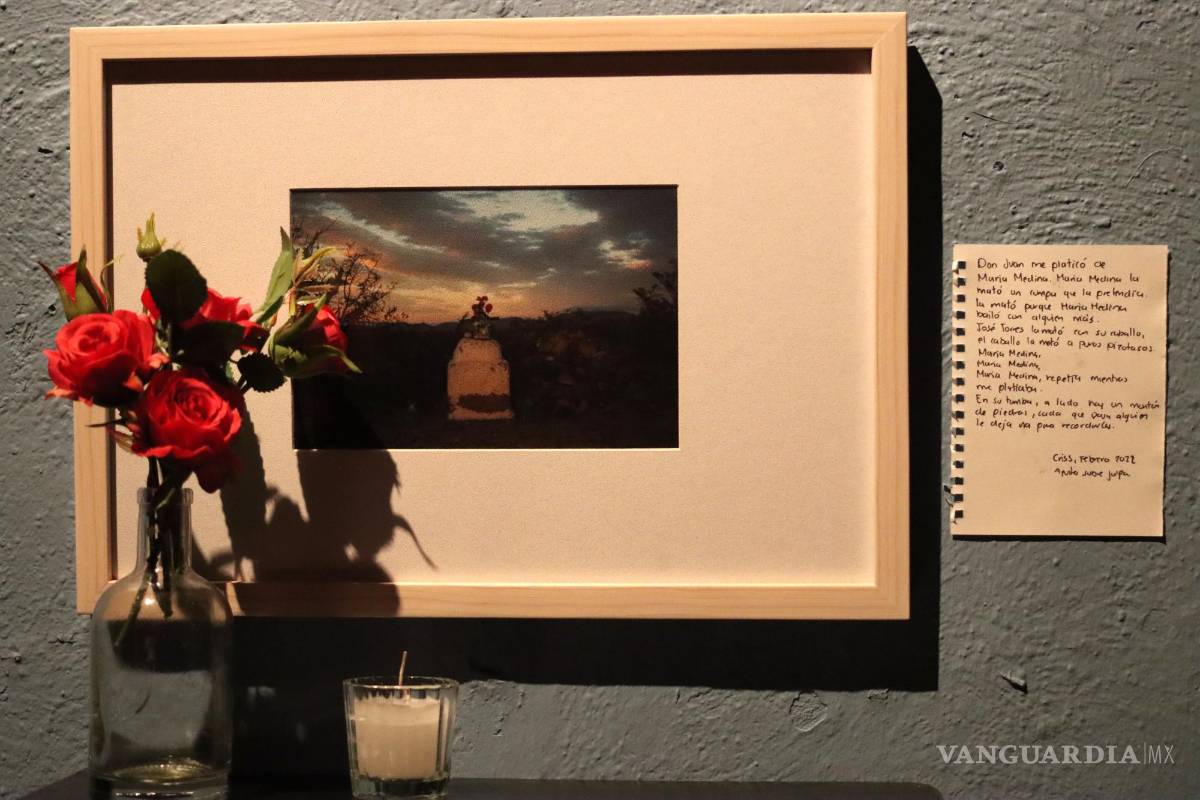 $!02 de marzo del 2022 VMas Ya están en el sistema QUAY con el siguiente nombre Soliloquio Compartido Cerdo Reportero Mauro Marines Inauguración de la exposición “Sololoquio Compartido, Apuntes sobre Jalpa y Salaverna”, realizado por Criss Poulain y Carolina Bollain contando la resistencia de los activistas Juan Gamboa Maldonado de Jalpa y Roberto de la Rosa de Salaverna. 01f aaa. Criss Poulain y Carolina Bollain con el activista Juan Gamboa Maldonado de Jalpa. 02f aaa. Carolina Bollain y Criss Poulain presentaron su exposición “Sololoquio Compartido, Apuntes sobre Jalpa y Salaverna”. 03f aaa. “Hace 10 años aquí sembrábamos peces”, Juan Gamboa Maldonado presa de Jalpa. 04f a. En el primer piso se cuenta la historia de resistencia de Jalpa. 05f a. El segundo piso están las obras de Salaverna inspoiradas en el activista Roberto de la Rosa. 06f a. Sergio Castillo de la Taberna El Cerdo de Babel presentó a las artistas Criss Poulain y Carolina Bollain, y al activista de Jalpa Juan Gamboa Maldonado. 07f a. Criss Poulain y Carolina Bollain hablaron sobre su obra a los asistentes a la Taberna El Cerdo de Babel.