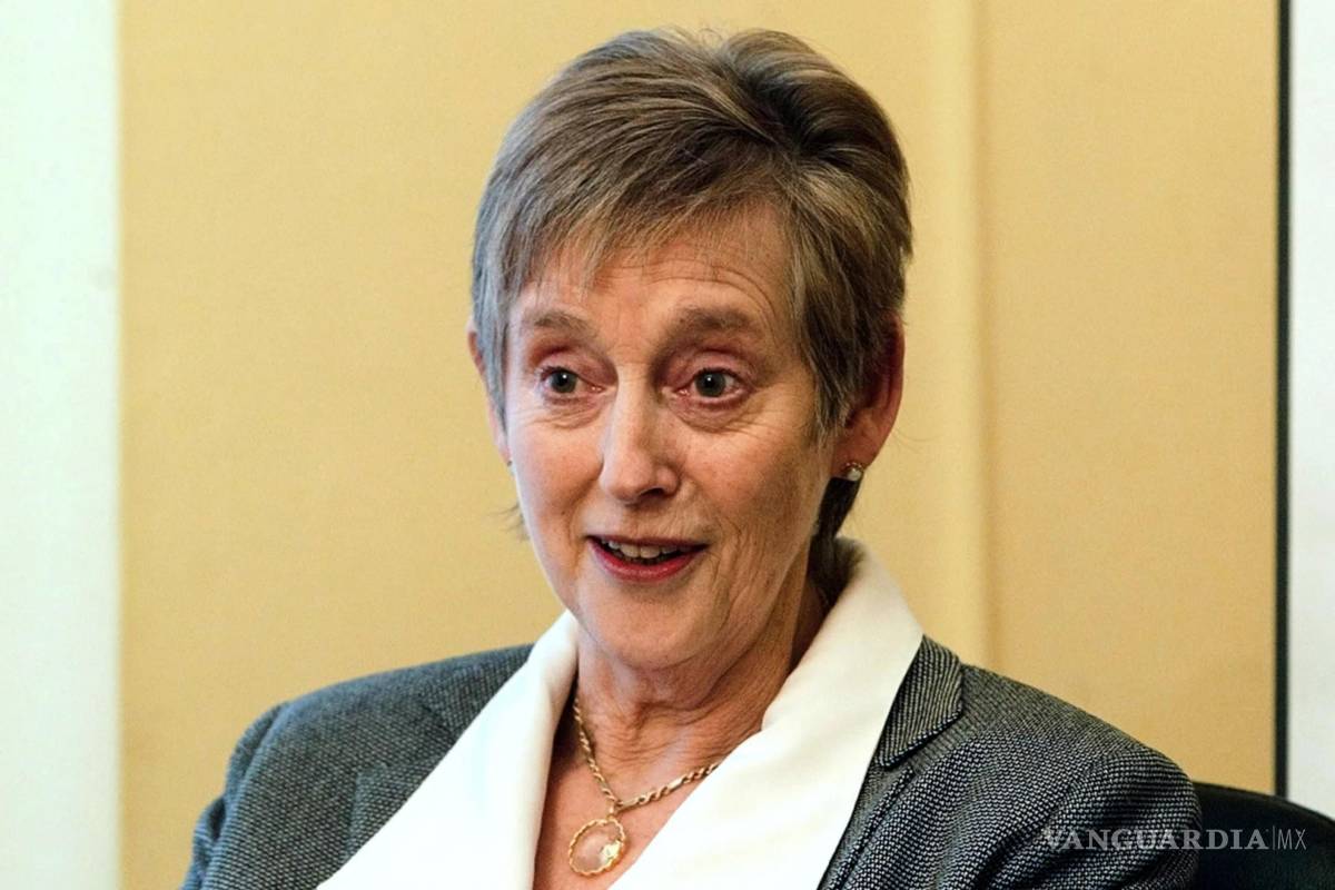 $!En esta foto de archivo del 14 de diciembre de 2004, la exdirectora del servicio de inteligencia británico, Stella Rimington, posa en su oficina de Londres.