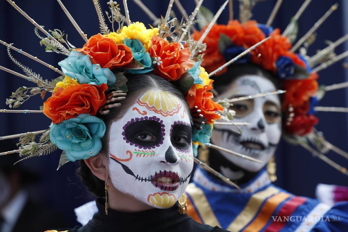 $!Mujeres participan en un desfile de catrinas en Ciudad de México (México).