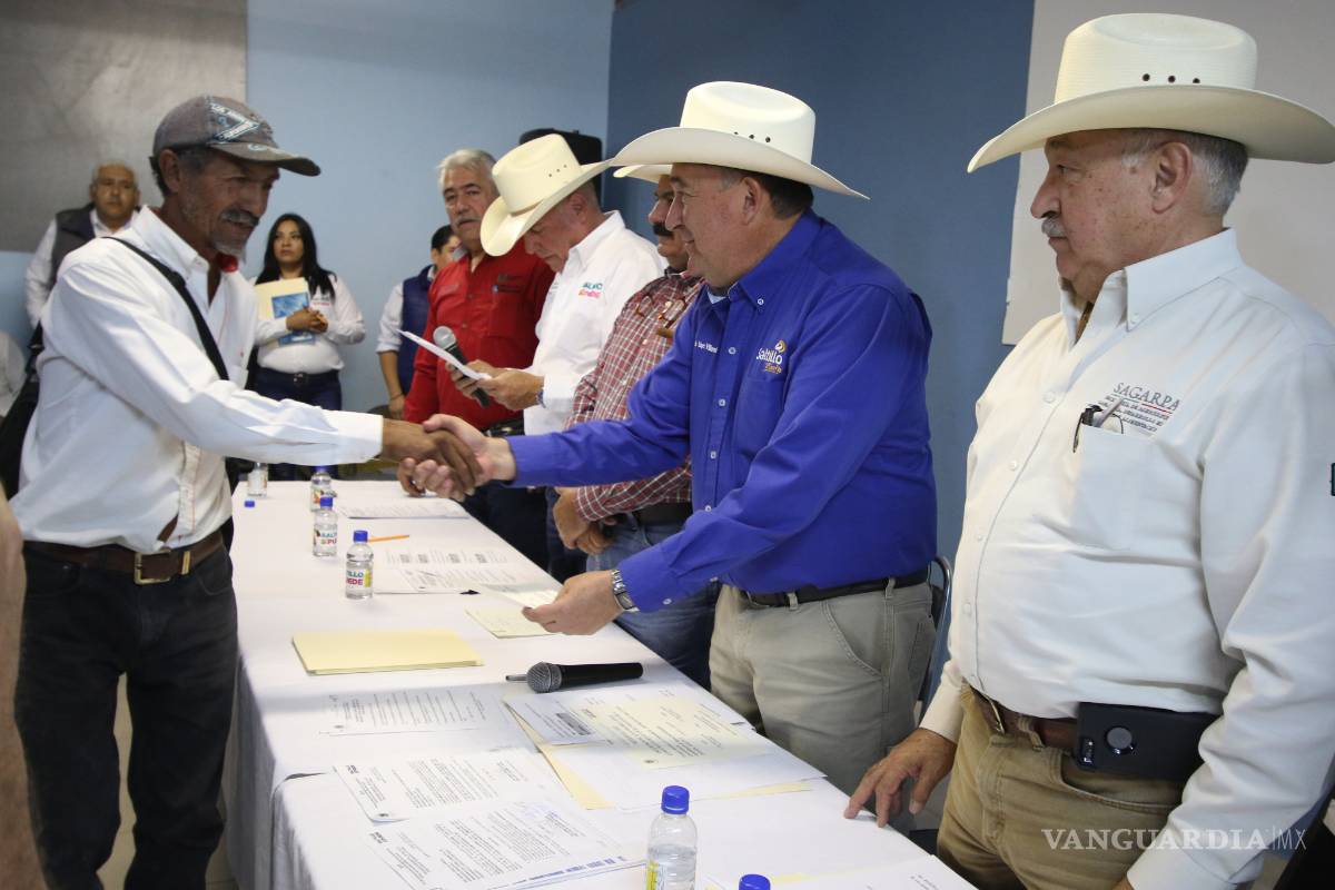 Lleva Alcalde de Saltillo últimos apoyos a 50 ejidatarios de Agua Nueva