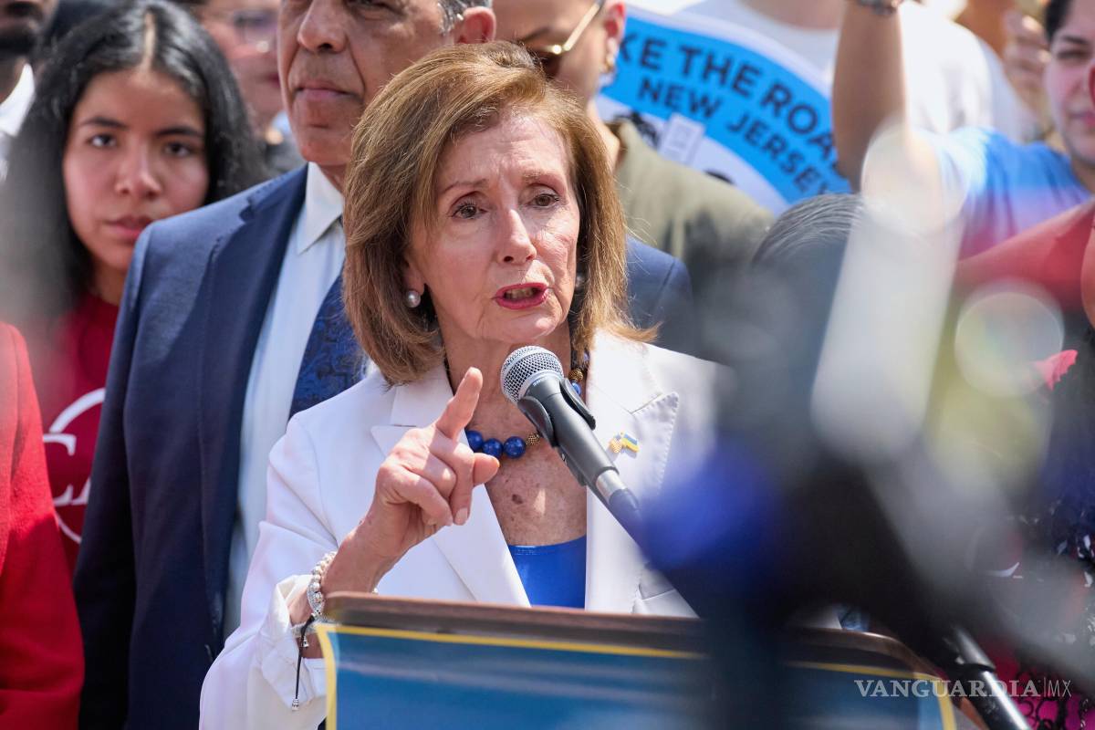 $!La representante Nancy Pelosi, demócrata por California, habla durante una protesta a favor de la ciudadanía por nacimiento frente a la Corte Suprema.