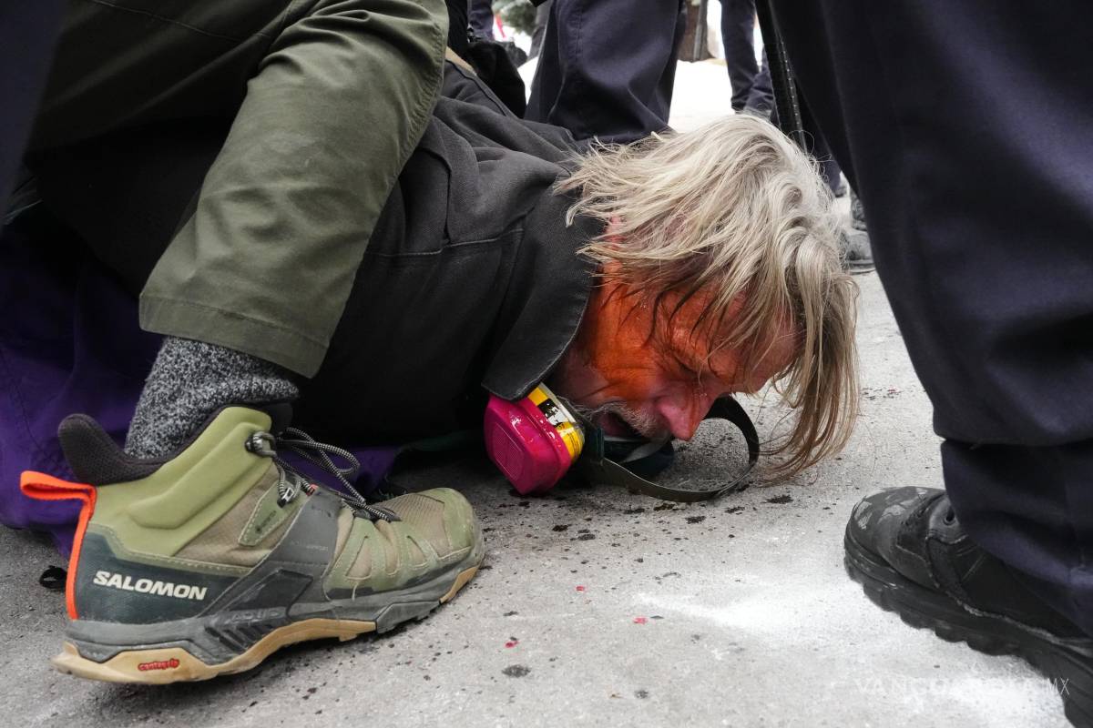 $!El fotógrafo John Abernathy es tirado al suelo mientras agentes federales de inmigración frente al Edificio Federal Bishop Henry Whipple en Minneapolis.