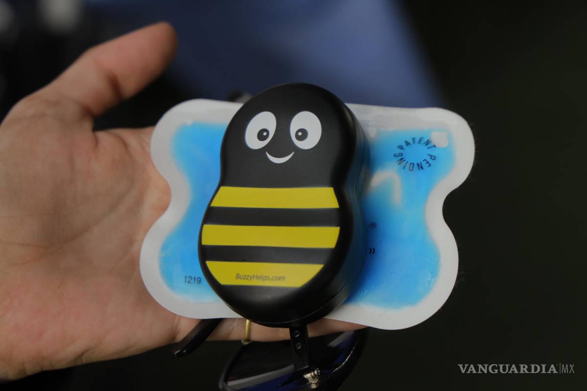 ‘Buzzy’, la abejita que distrae del dolor a menores mientras reciben vacuna COVID-19 en Ramos Arizpe