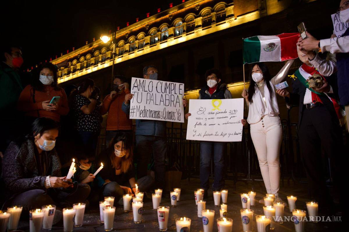 $!Padres de niños con cáncer se manifestaron frente a Palacio Nacional para exigir el abasto oportuno de medicamentos.
