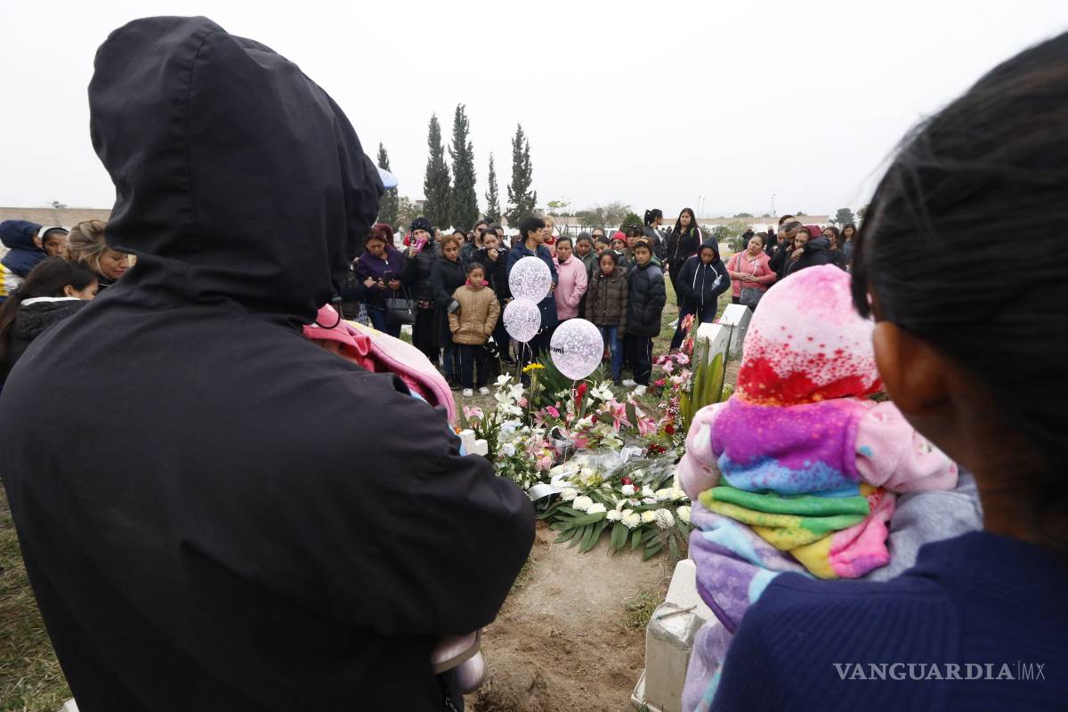 $!Despiden a bebé Karol Nahomi con mariachi y banda en panteón de Saltillo; madre de la pequeña no acude al funeral
