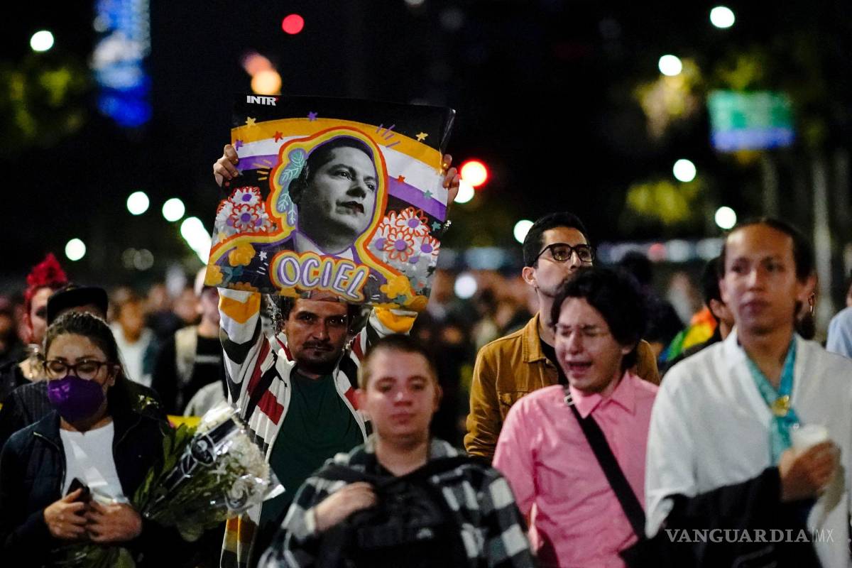 $!Manifestantes marchan durante una protesta en busca de justicia por la muerte del magistrado Ociel Baena, la primera persona abiertamente no binaria en AL.